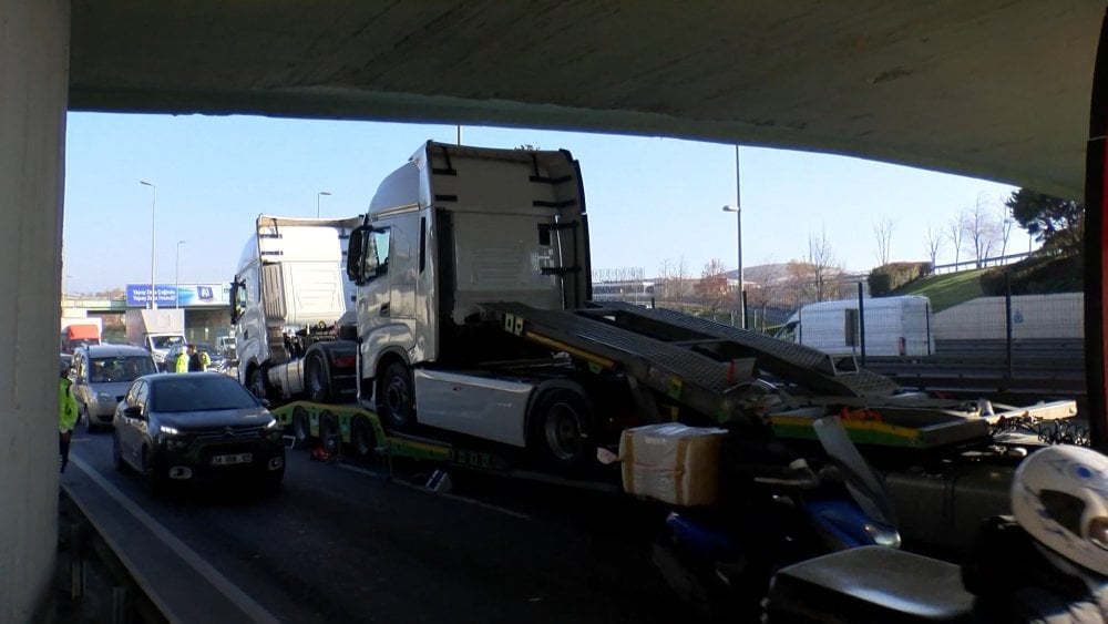 İstanbul - Bahçelievler D-100'de üst geçitten geçemeyen TIR trafik yoğunluğu oluşturdu