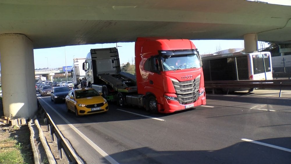 İstanbul - Bahçelievler D-100'de üst geçitten geçemeyen TIR trafik yoğunluğu oluşturdu