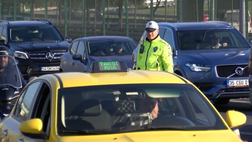 İstanbul - Bahçelievler D-100'de üst geçitten geçemeyen TIR trafik yoğunluğu oluşturdu