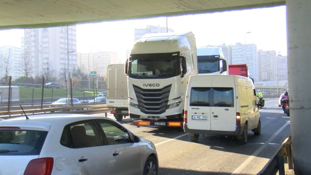 İstanbul - Bahçelievler D-100'de üst geçitten geçemeyen TIR trafik yoğunluğu oluşturdu