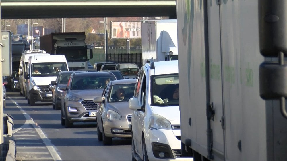 İstanbul - Bahçelievler D-100'de üst geçitten geçemeyen TIR trafik yoğunluğu oluşturdu