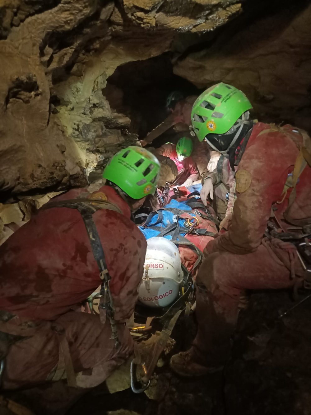 Mağarada nefes kesen kurtarma operasyonu! Kırık bacakla iki gün geçirdi