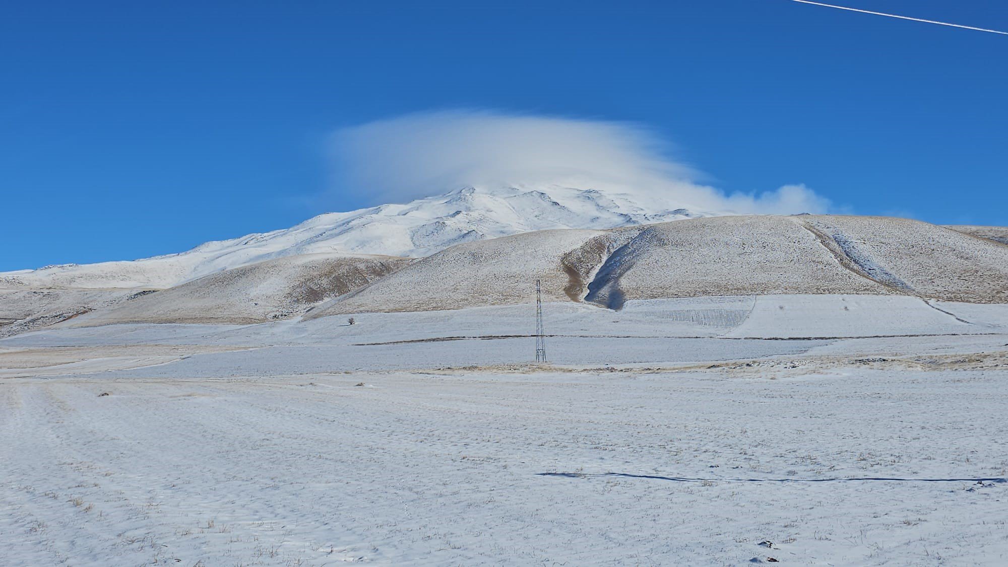 suphan-daginin-zirvesinde-bir-anda-belirdi-dakikalarca-kaldi-goren-telefona-sarildi-yenicag-3.jpg