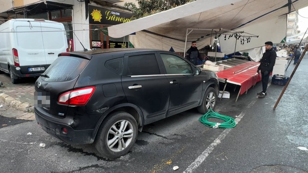 Avcılar’da pazar yerinde bırakılan cip. esnafa zor anlar yaşattı