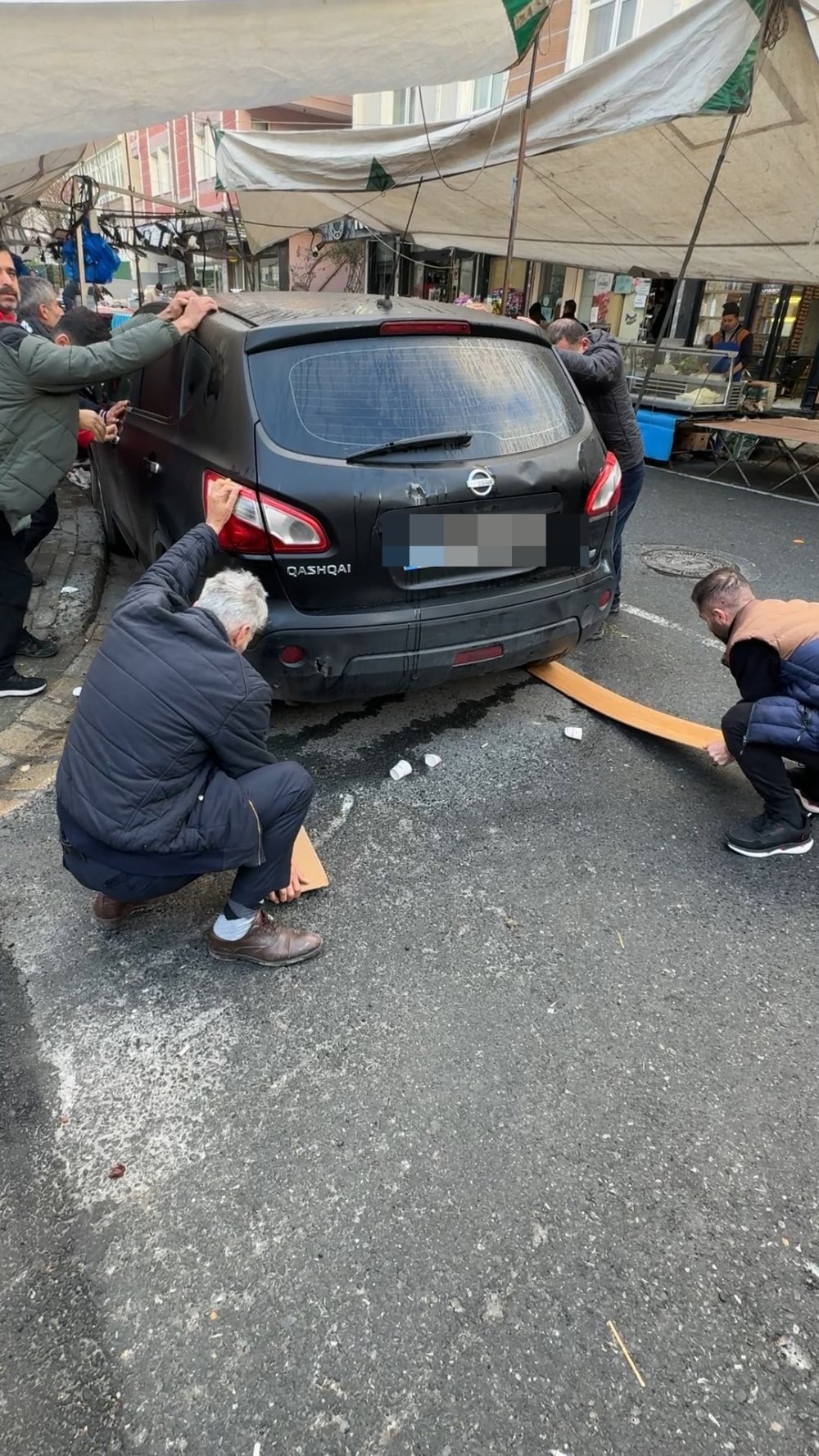 Avcılar’da pazar yerinde bırakılan cip. esnafa zor anlar yaşattı