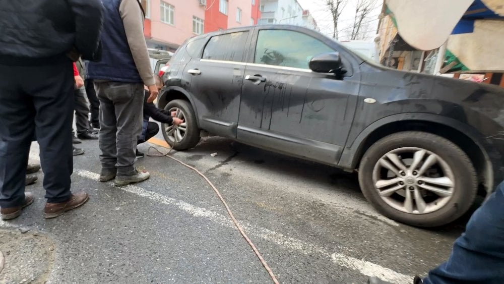 Avcılar’da pazar yerinde bırakılan cip. esnafa zor anlar yaşattı