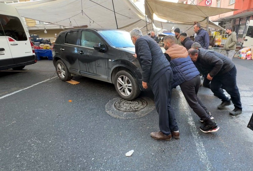 Avcılar’da pazar yerinde bırakılan cip. esnafa zor anlar yaşattı