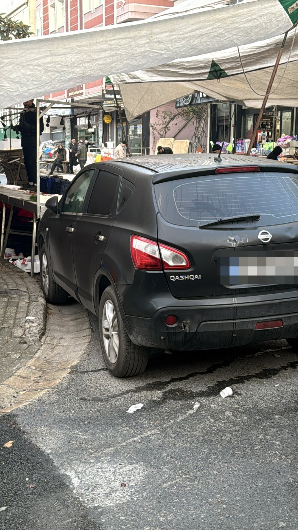 Avcılar’da pazar yerinde bırakılan cip. esnafa zor anlar yaşattı