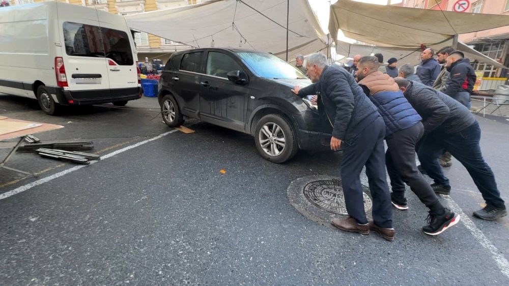 Avcılar’da pazar yerinde bırakılan cip. esnafa zor anlar yaşattı