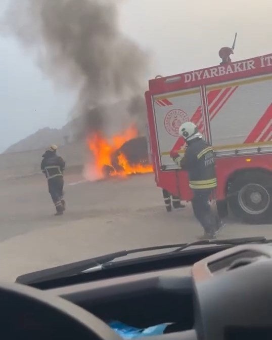 Diyarbakır'da seyir halindeyken yanan cip kullanılamaz hale geldi