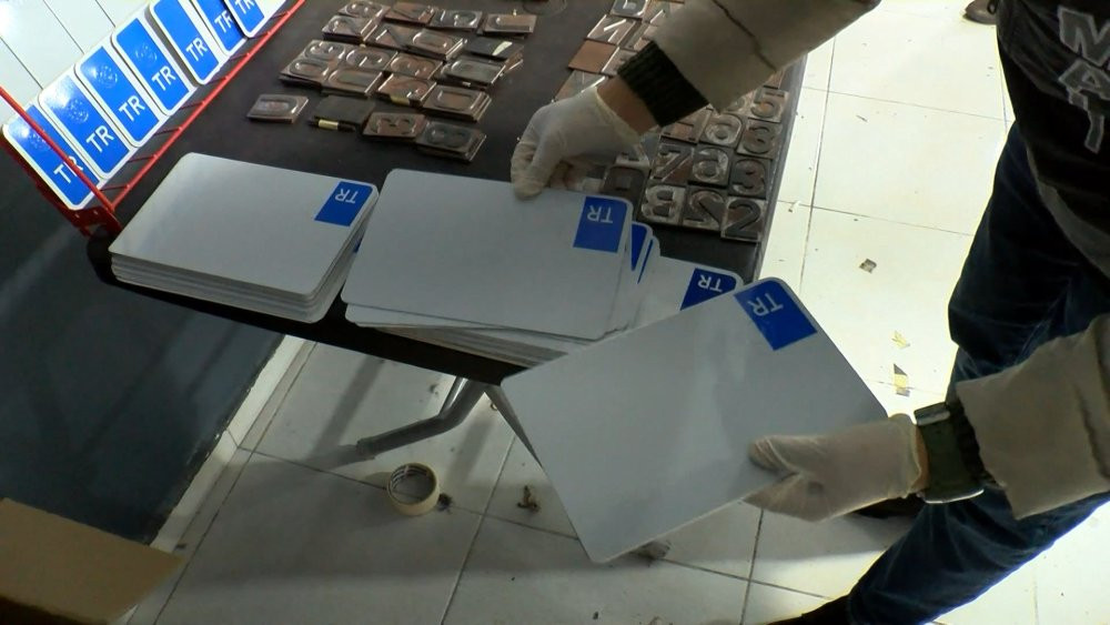 İstanbul'da sahte plaka operasyonu! Gözaltılar var!