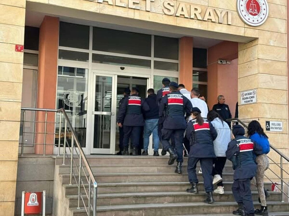 Sahte jandarmayı gerçek jandarma yakaladı