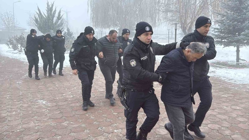 Adliyede başlayan dünürlerin kavgası karakolda bitti