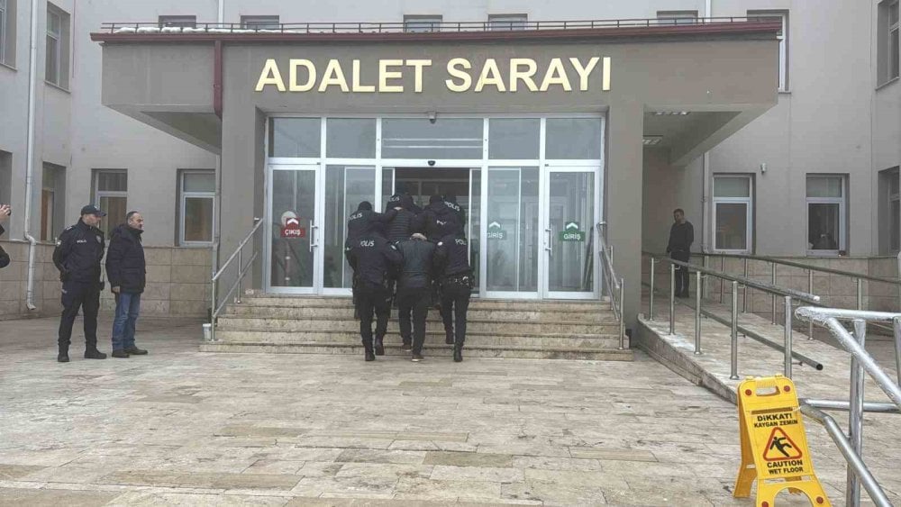 Adliyede başlayan dünürlerin kavgası karakolda bitti