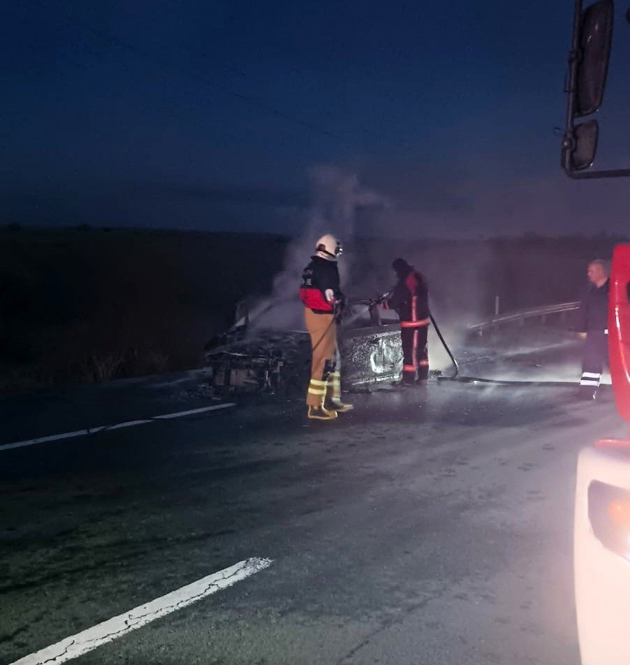 Edirne'de seyir halindeki otomobil alev alev yandı!