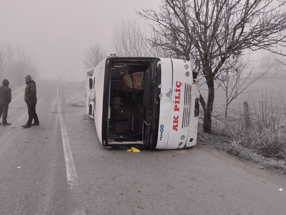 İşçileri taşıyan minibüs buzla kaplı yolda devrildi: Yaralılar var