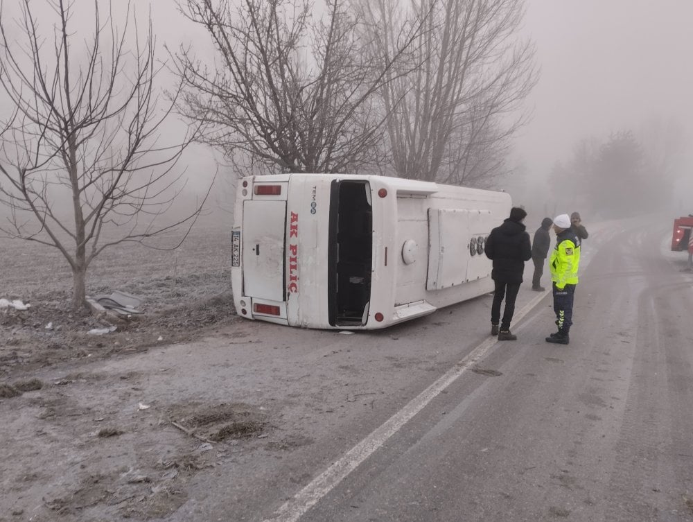 İşçileri taşıyan minibüs buzla kaplı yolda devrildi: Yaralılar var