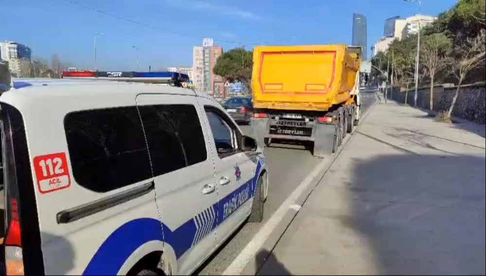 Kağıthane’de yola çamur dökerek trafiği felç eden sürücü yakalandı