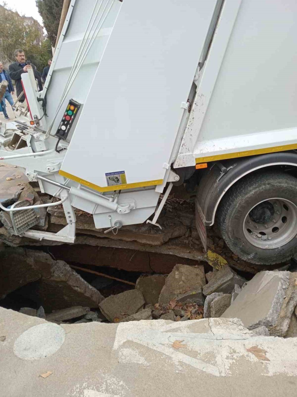 Okulun beton sahası çöktü: Kamyon çukura düştü