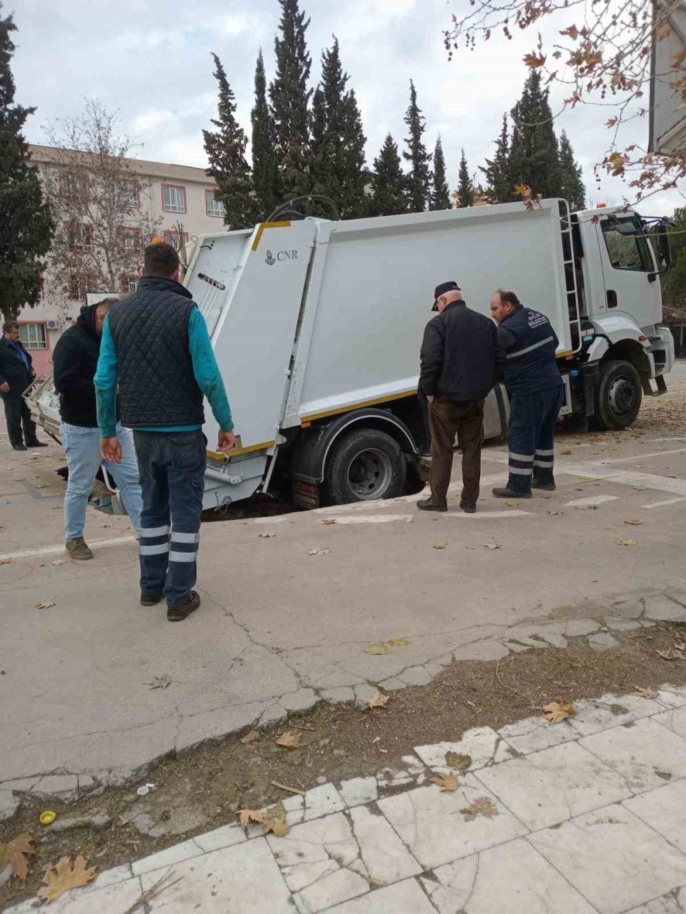 Okulun beton sahası çöktü: Kamyon çukura düştü