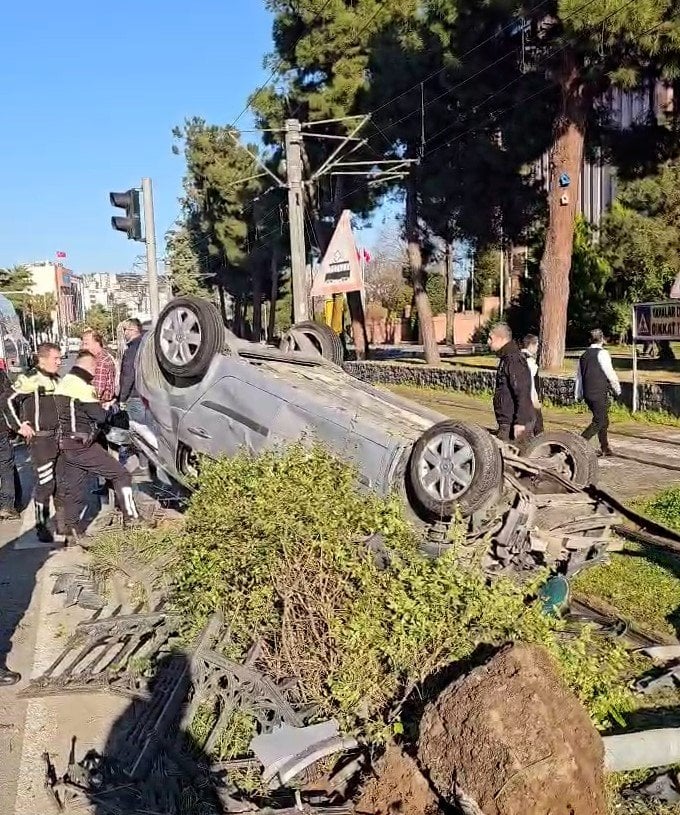 Samsun’da otomobil tramvay yoluna devrildi: Facianın eşiğinden dönüldü