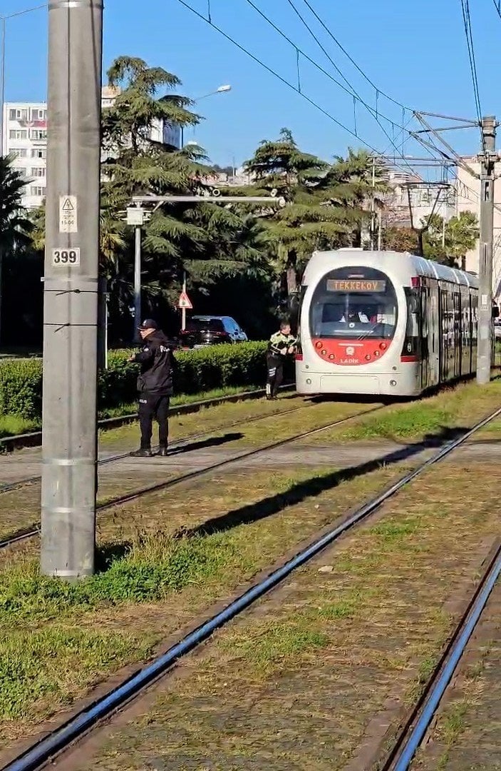 Samsun’da otomobil tramvay yoluna devrildi: Facianın eşiğinden dönüldü