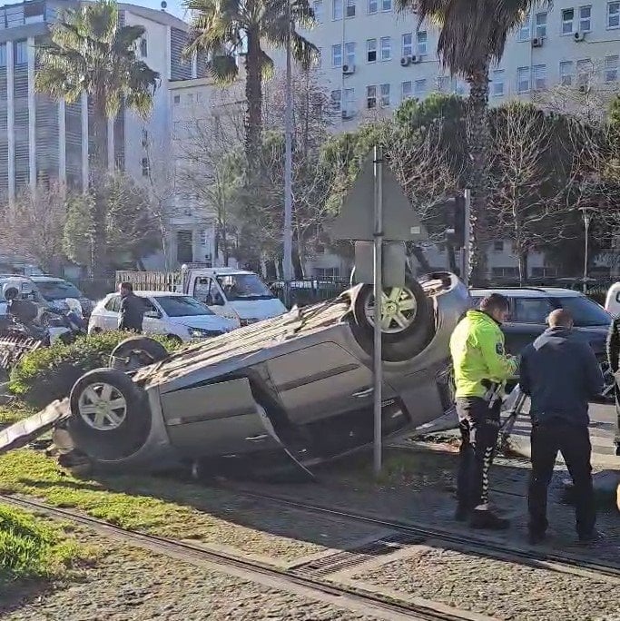 Samsun’da otomobil tramvay yoluna devrildi: Facianın eşiğinden dönüldü