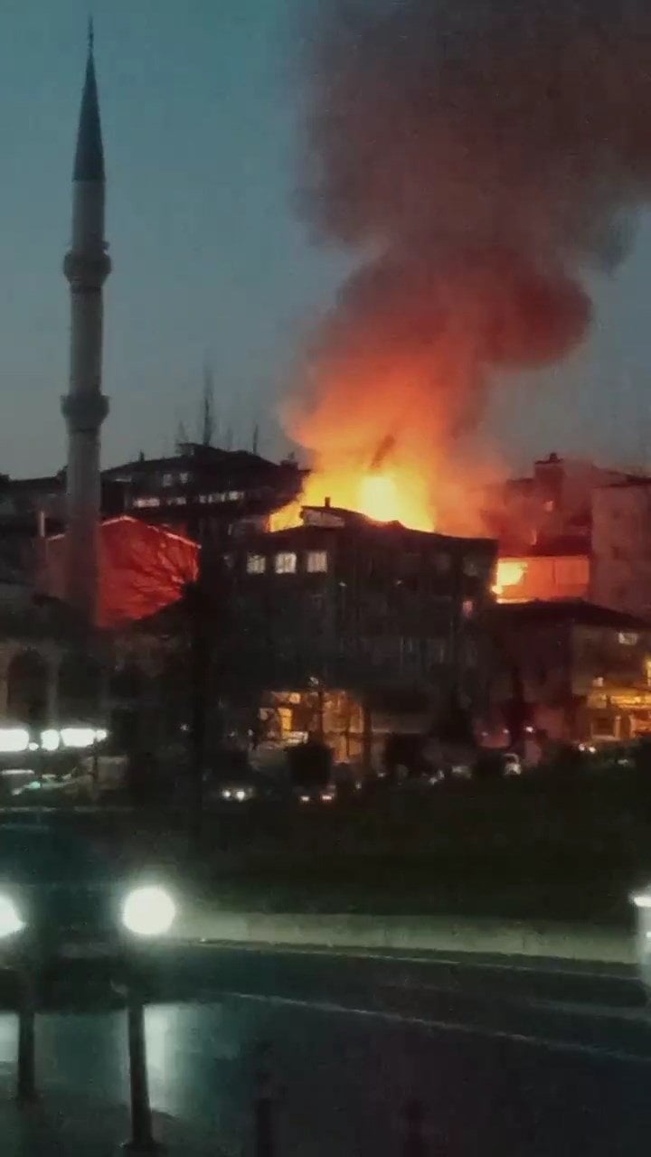 Şişli’de can pazarı: Yangın çatıyı sardı, bina sakinleri kendilerini dışarı attı