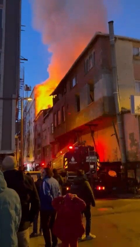 Şişli’de can pazarı: Yangın çatıyı sardı, bina sakinleri kendilerini dışarı attı