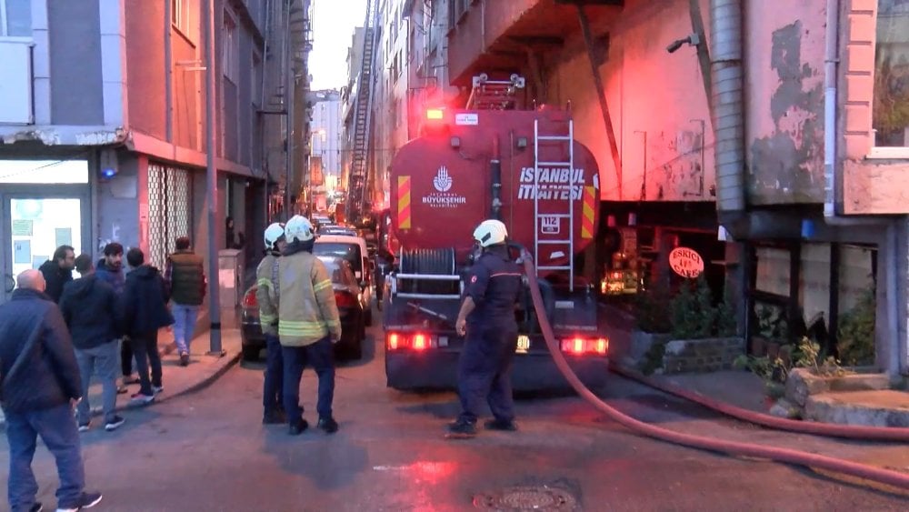 Şişli’de can pazarı: Yangın çatıyı sardı, bina sakinleri kendilerini dışarı attı