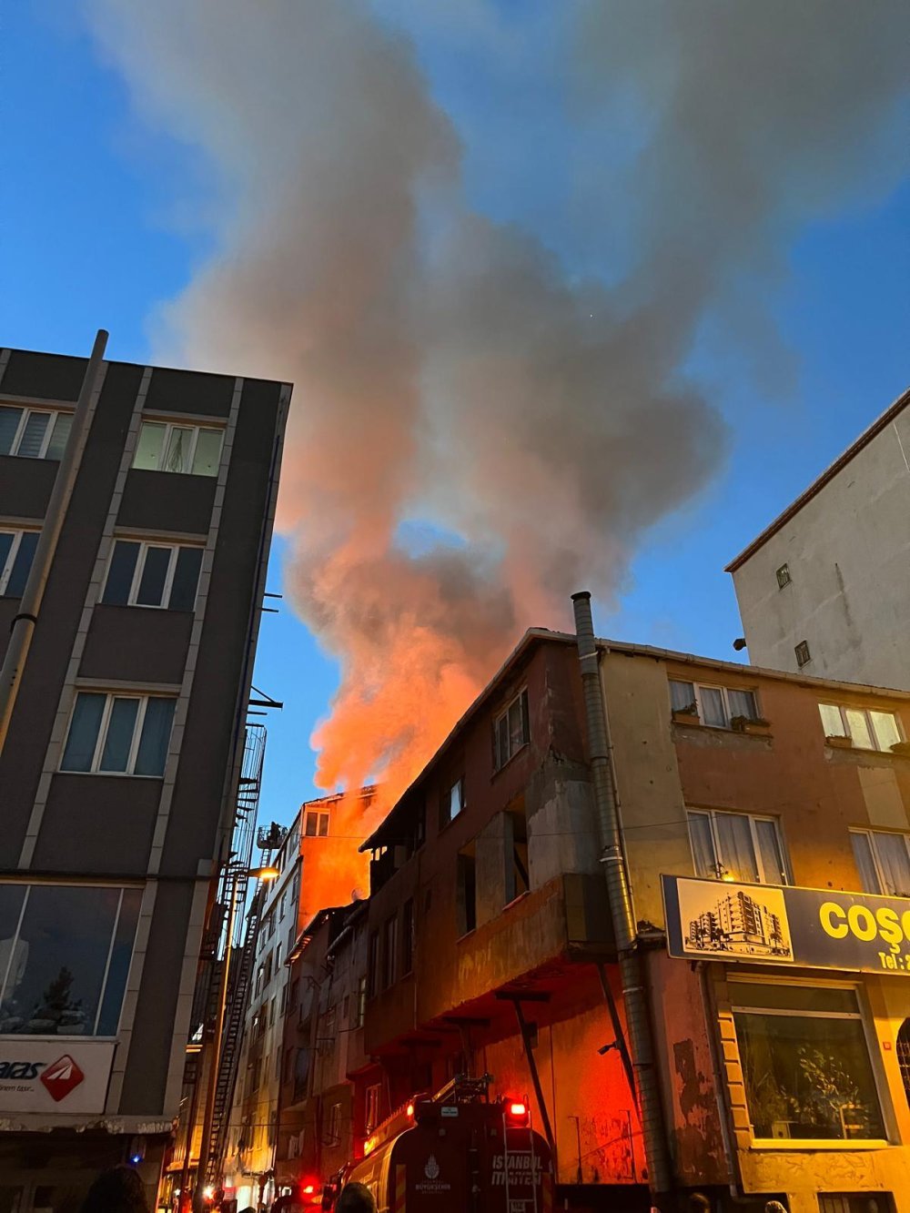 Şişli’de can pazarı: Yangın çatıyı sardı, bina sakinleri kendilerini dışarı attı