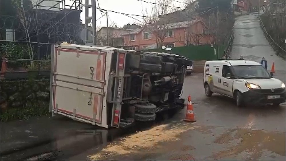 Beykoz'da iş yerinin duvarına çarpan kamyonet devrildi