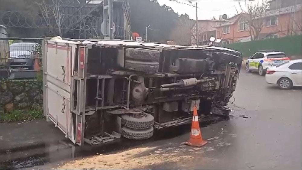 Beykoz'da iş yerinin duvarına çarpan kamyonet devrildi