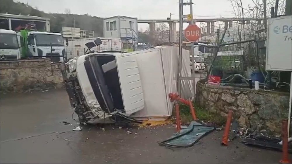 Beykoz'da iş yerinin duvarına çarpan kamyonet devrildi