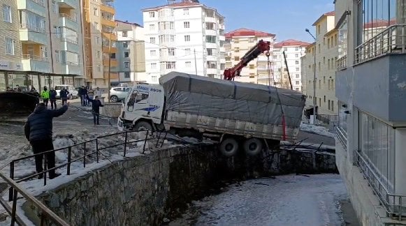 Bitlis'te kamyon duvara asıldı!