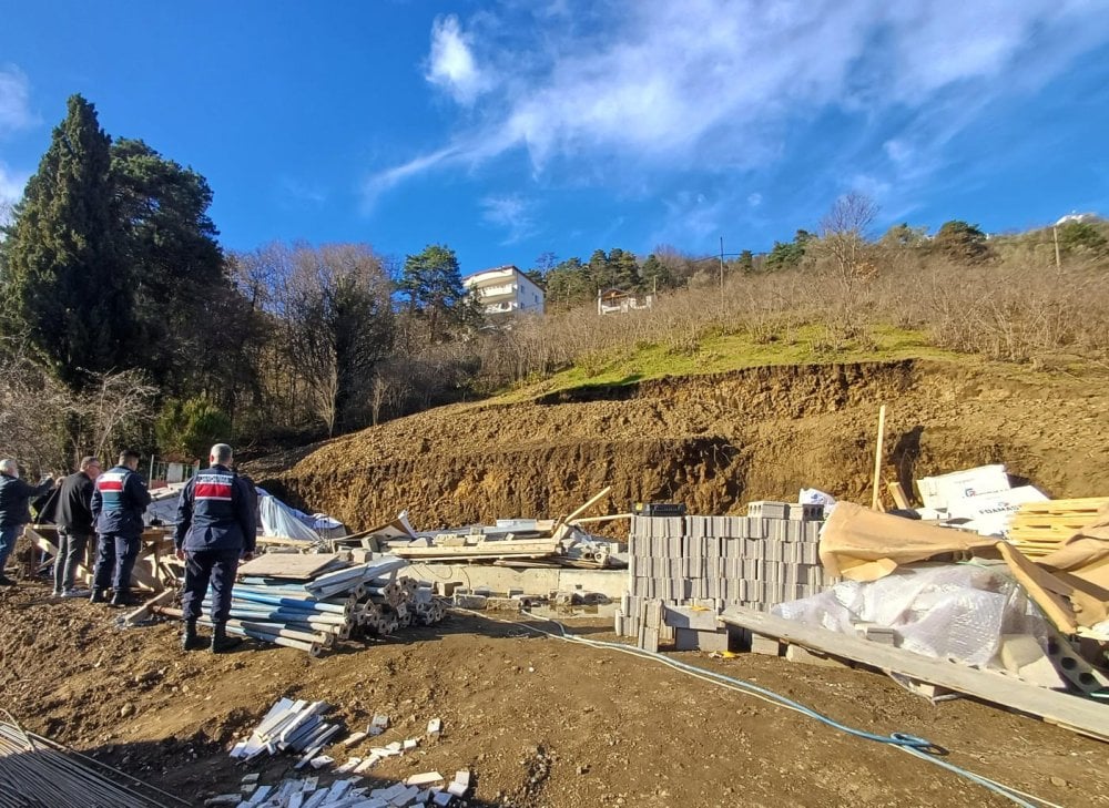 Trabzon'da çöken istinat duvarının altında kalan işçi öldü