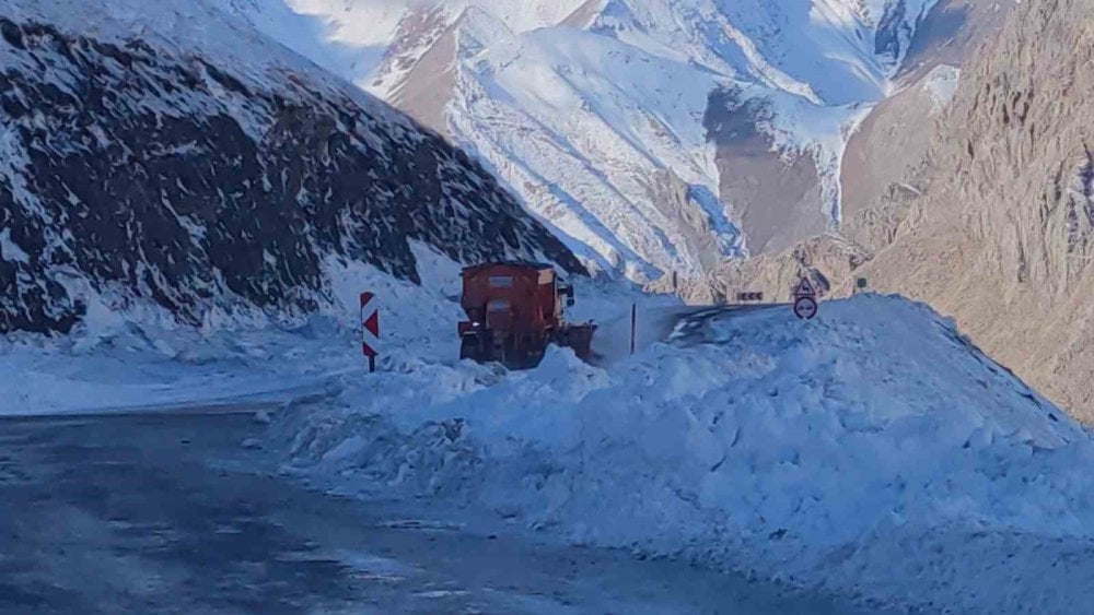 Van'da kara yoluna düşen çığ kaldırıldı