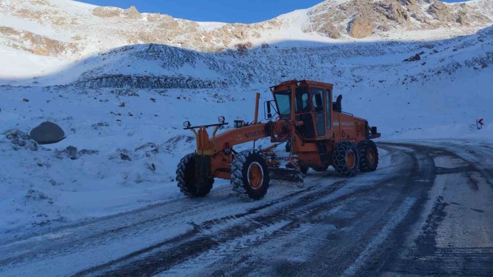 Van'da kara yoluna düşen çığ kaldırıldı