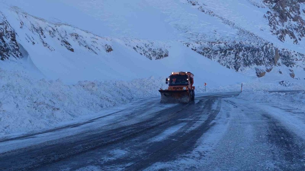 Van'da kara yoluna düşen çığ kaldırıldı