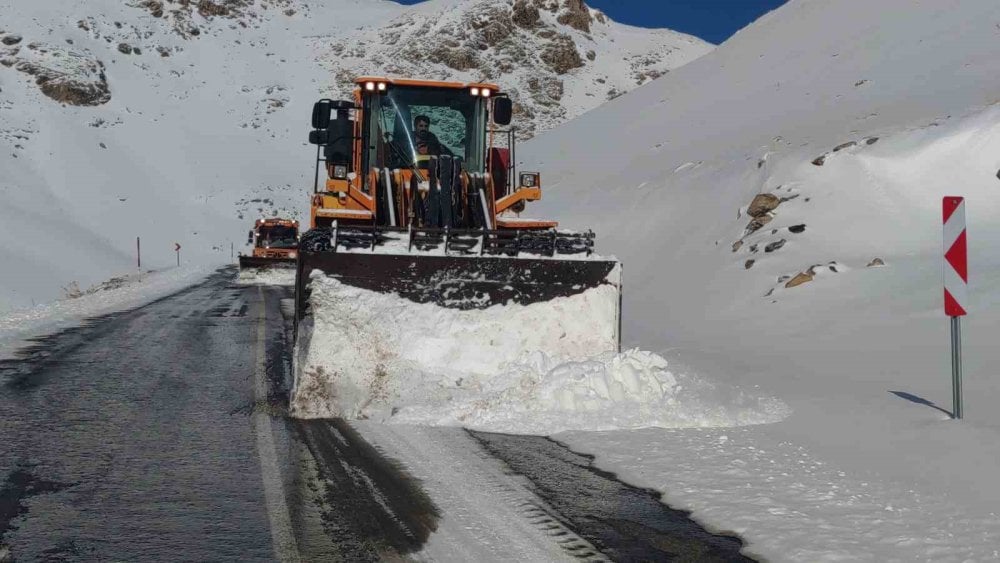 Van'da kara yoluna düşen çığ kaldırıldı