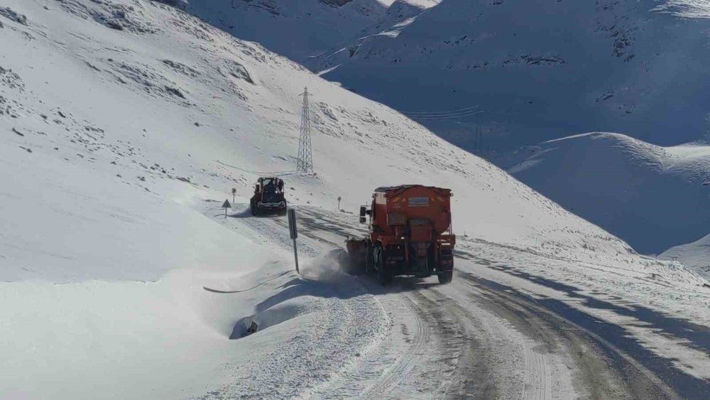 Van'da kara yoluna düşen çığ kaldırıldı