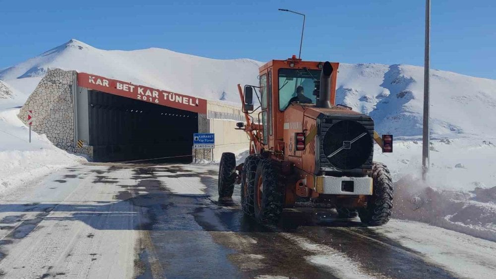 Van'da kara yoluna düşen çığ kaldırıldı