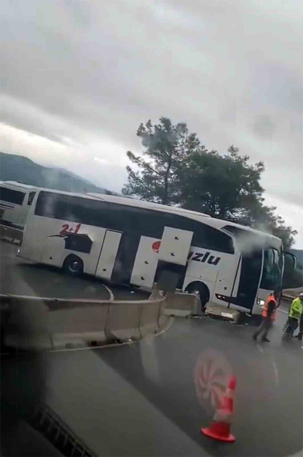 Yolcu otobüsü polis aracına çarptı