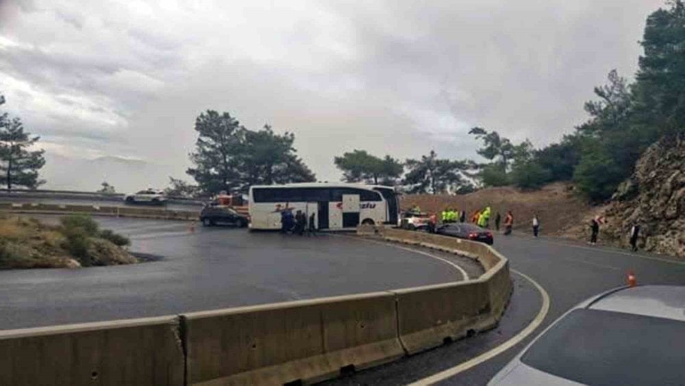 Yolcu otobüsü polis aracına çarptı