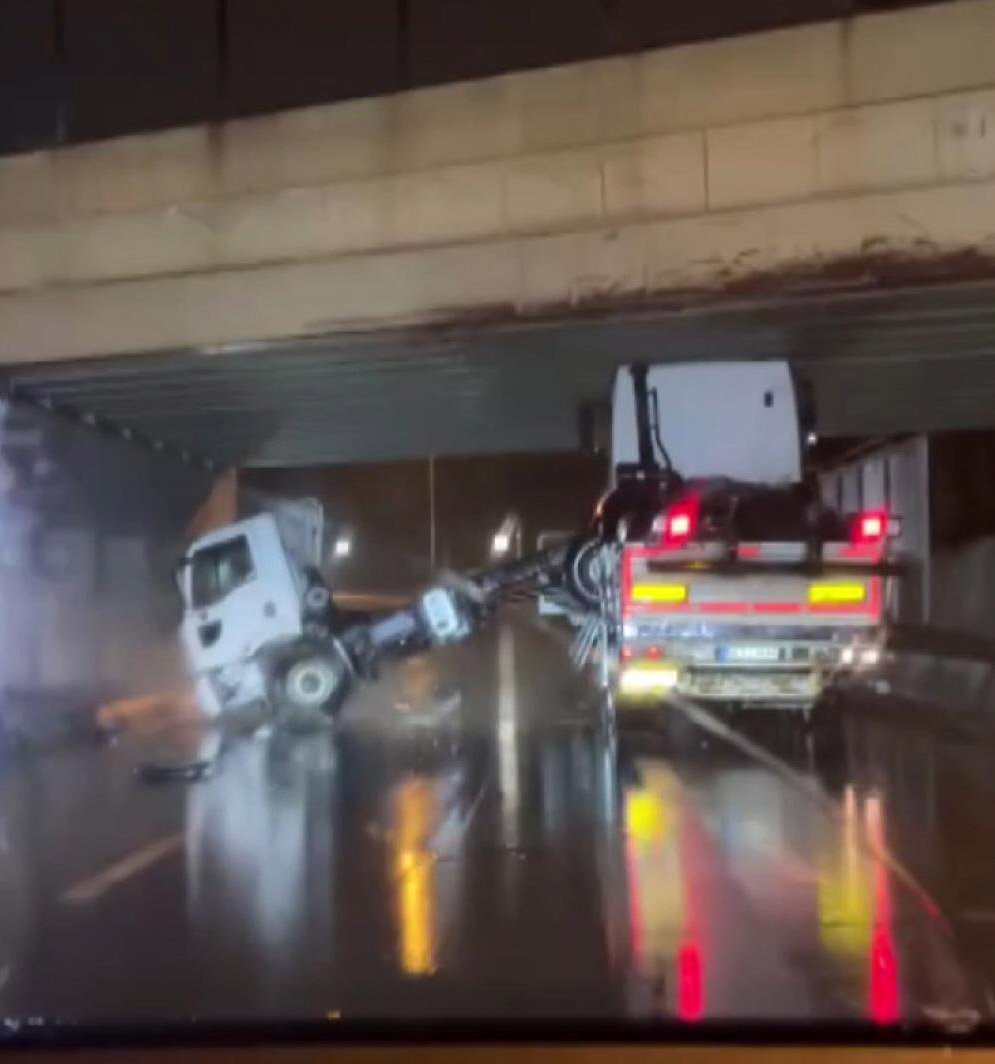 Bakırköy’deki o üst geçide yeniden TIR çarptı