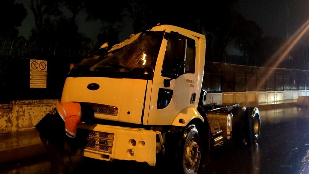 Bakırköy’deki o üst geçide yeniden TIR çarptı