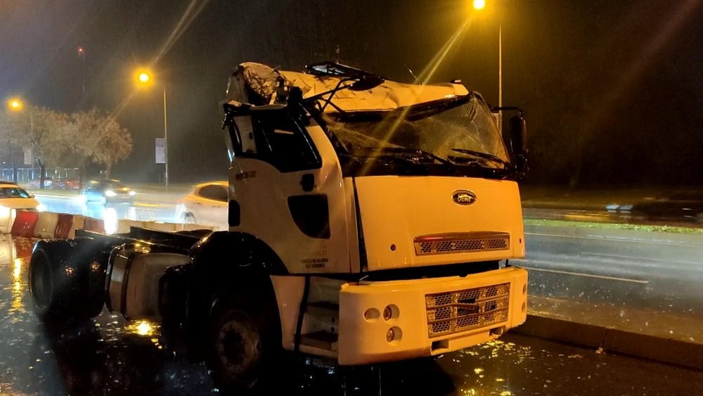 Bakırköy’deki o üst geçide yeniden TIR çarptı