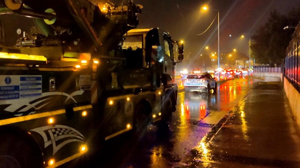 Bakırköy’deki o üst geçide yeniden TIR çarptı