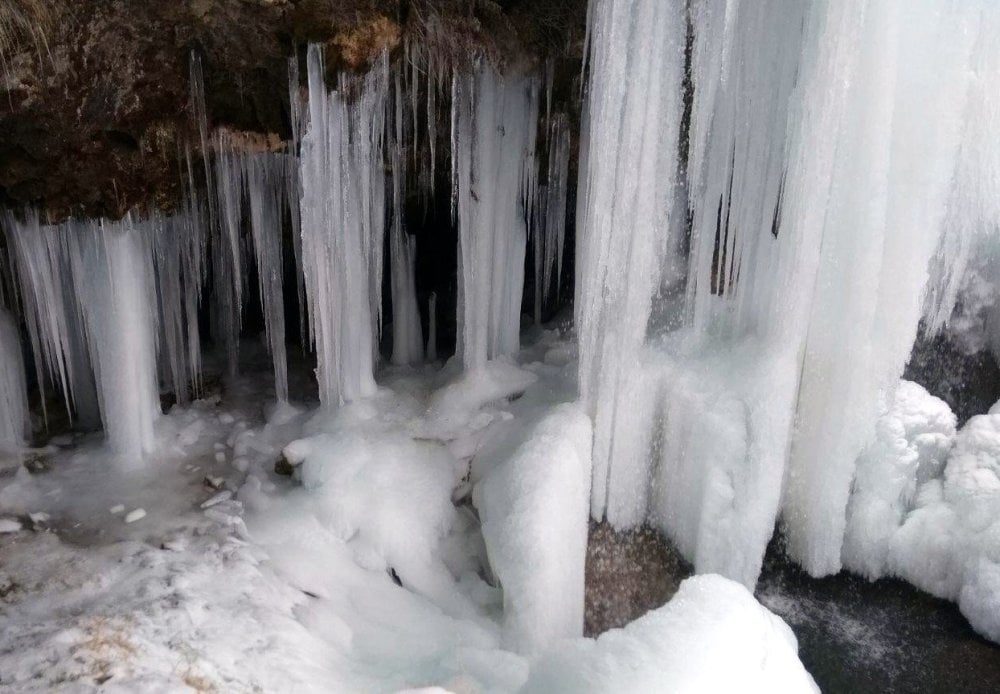 Bayburt’taki Sırakayalar Şelalesi buz tuttu