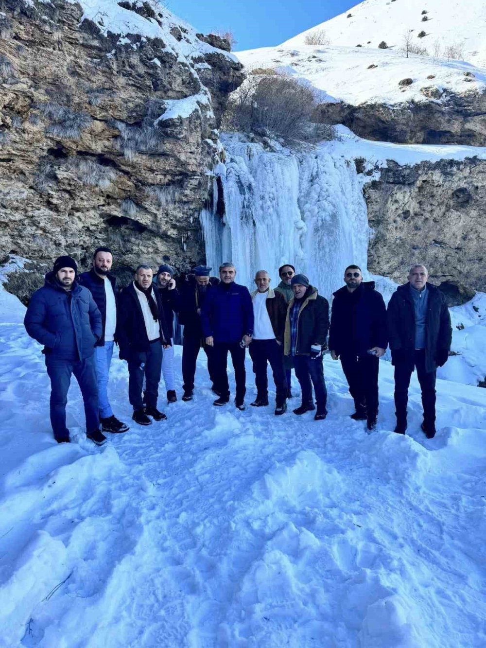 Bayburt’taki Sırakayalar Şelalesi buz tuttu